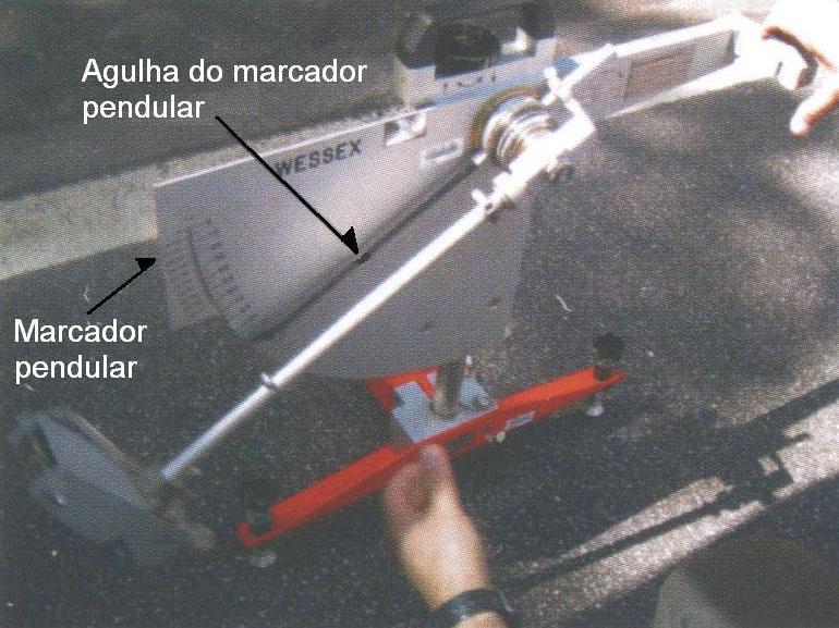 18 As principais características do ensaio com o pêndulo britânico são as seguintes: i) No ensaio com o pêndulo britânico, uma sapata de borracha presa a um pêndulo é solta a uma altura padronizada;