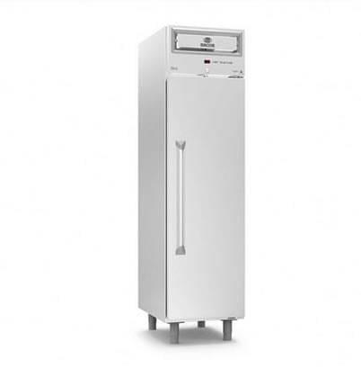 Freezer Vertical Slim com volume interno de 428 litros, Dimensões (CxLxA): 570x800x2060 mm, com capacidade para armazenar 05 (cinco) caixas plásticas com dimensões de 600x400x250.