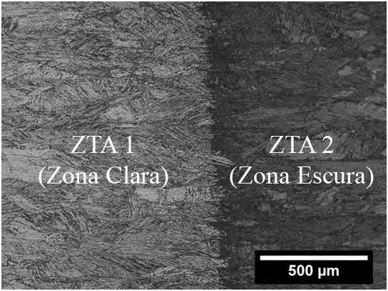 55 Figura 19 - Região de transição entre a primeira (ZTA 1) e segunda (ZTA 2) zonas termicamente afetadas em uma amostra como soldada.