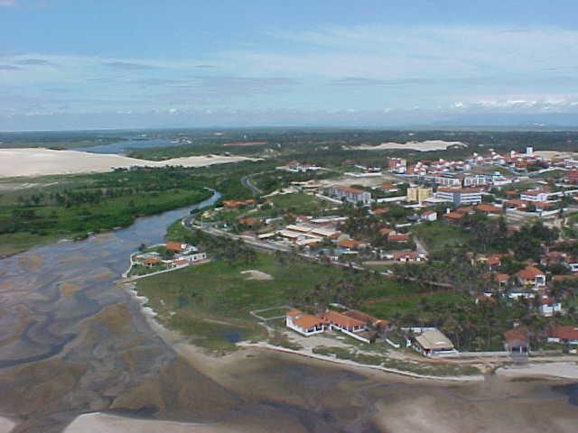 Figura 2. Migração lateral do canal estuarino na direção dos equipamentos urbanos na localidade de praia de Aquiraz.