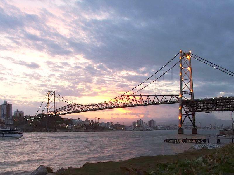 Ponte Pênsil de Florianópolis - Ponte Hercílio Luz A ponte Hercílio Luz é uma das maiores pontes pênseis do mundo e a maior do Brasil.