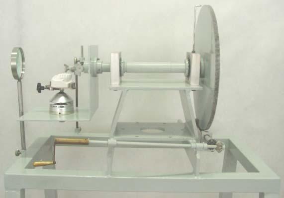 integridade da sutura palatina mediana, segundo a radiografia oclusal da maxila, o expansor foi removido e substituído por uma placa de contenção de resina acrílica.