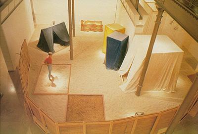 O Projeto Éden - composto de Tendas, Bólides e Parangolés como proposições abertas para a participação e vivências individuais e coletivas - é apresentado em Londres em 1969, na Whitechapel Gallery.