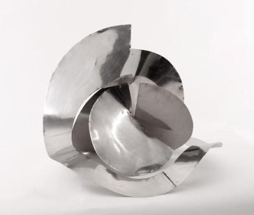 Inicia, em 1960, os Bichos, obras constituídas por placas de metal polido unidas por dobradiças, que lhe permitem a articulação.