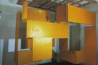 Em 1960, cria os primeiros Núcleos, também denominados Manifestações Ambientais e Penetráveis, placas de madeira pintadas com cores quentes penduradas no teto por fios de nylon.