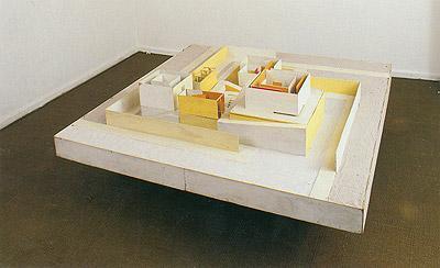 Em continuidade aos projetos, Oiticica constrói, em 1961, a maquete do seu primeiro labirinto, o Projeto Cães de Caça, composto de cinco Penetráveis, o Poema Enterrado, de Ferreira