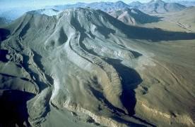 fusão e à geração de magmas andesíticos (mistura entre as composições do continente e do oceano), que chegam à superfície sob a forma de extensos vulcões, como a