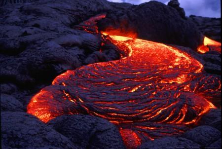 Durante a ascensão do magma até a superfície ou para porções mais rasas na crosta e com