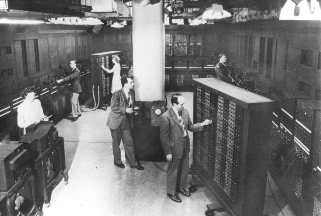 O armazenamento dos dados era realizado em cartões perfurados, que depois passaram a ser feitos em fita magnética. Um dos representantes desta geração é o ENIAC. Ele possuía 17.