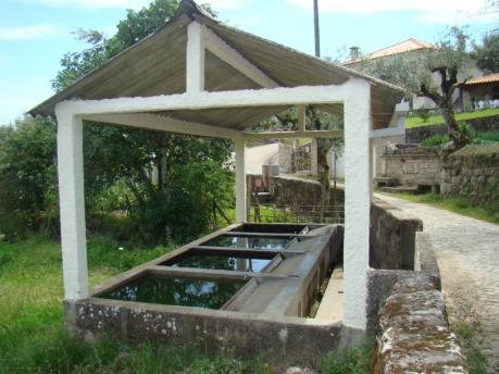 Base de planta rectangular em granito.