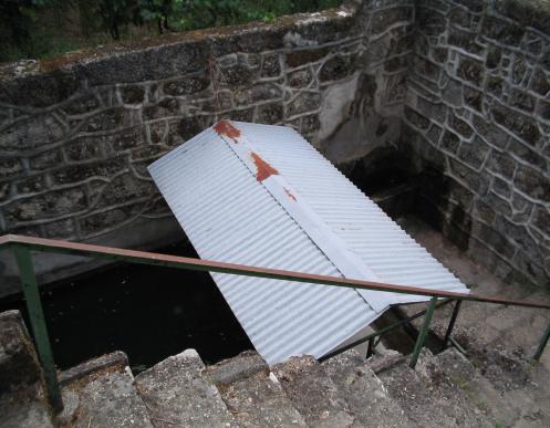 esculpido. Apresenta uma bica e um, tanque de recepção de água de formato rectangular.