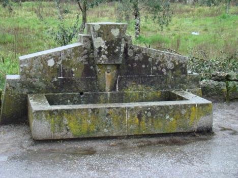 recepção de água. Assenta numa base de planta quadrangular feita em lajes de granito.