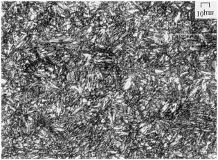 30 Figura 3.3 OM Micrografia óptica da martensita do aço AISI 4340 (temperado em óleo, 850 o C/30min). [Lee e Su, 1997] Figura 3.