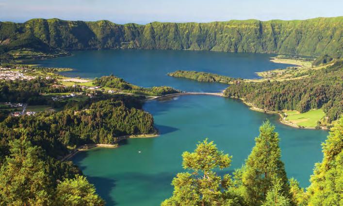 2º DIA SÃO MIGUEL Dia livre para explorar a ilha de São Miguel, a maior do arquipélago dos Açores, marcada pela paisagem verdejante e pelas maravilhosas lagoas das Sete Cidades, Furnas e Fogo.