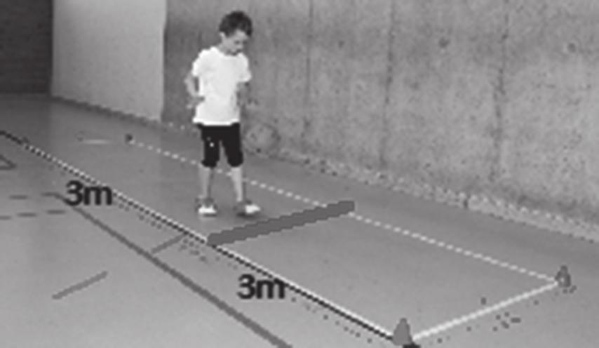 Estação V (12 minutos) 7 (Drible) 8 (Receção da bola) apresentação das tarefas Percorre a distância definida em drible, dentro dos limites do corredor, driblando com uma mão em metade do percurso e