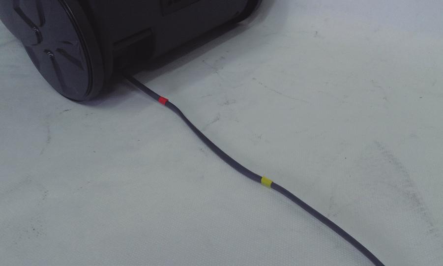 Para recolhimento do cabo elétrico, retire o plugue da tomada e pressione o botão recolhedor, para evitar danos ao