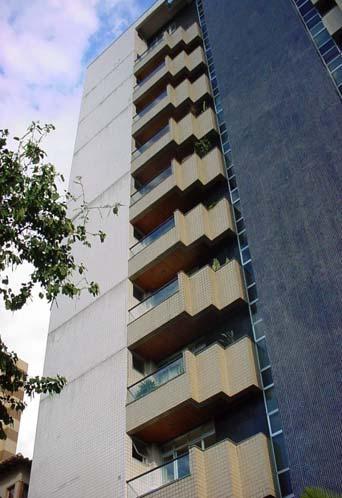 Figura 2.5 Edifício residencial. Fachada comprometida por manchamento do selante (a) (b) Figura 2.