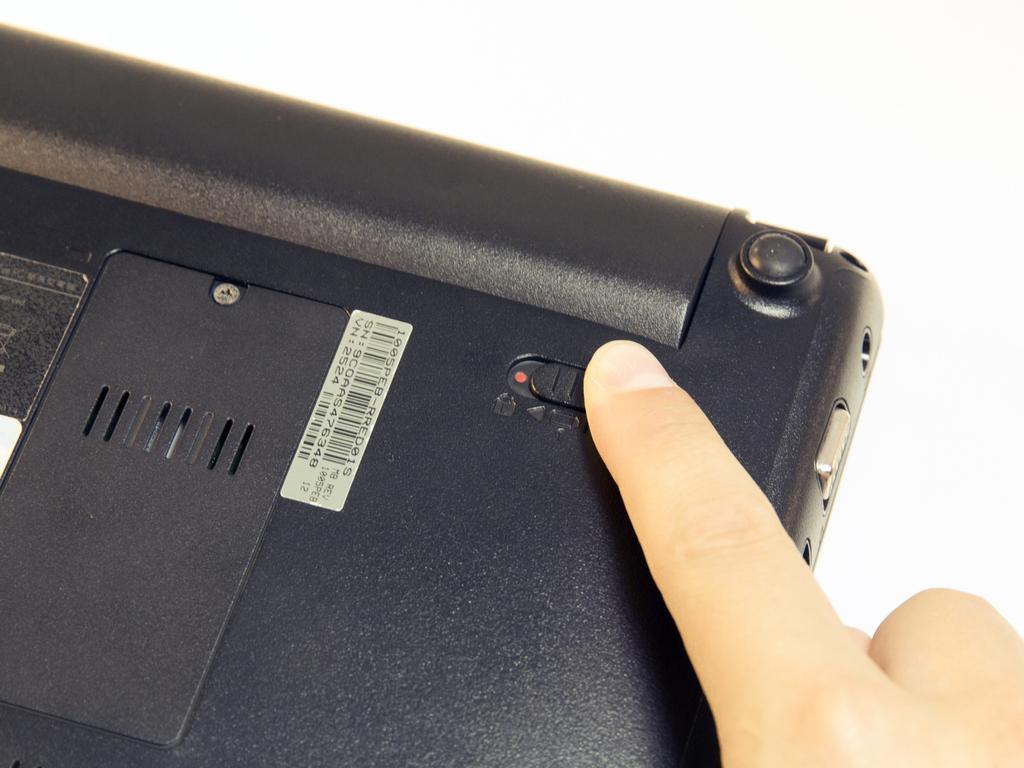 Passo 1 Bateria Comece por colocar o laptop de cabeça para baixo em uma superfície plana. Encontre os dois clipes na parte de trás do laptop.