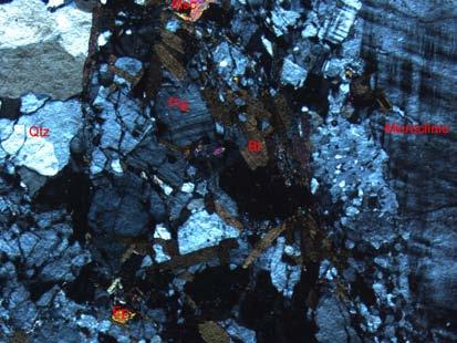 Corpos menores de biotita granitos intrusivos na seqüência de xistos ocorrem associados a zonas de cisalhamento.