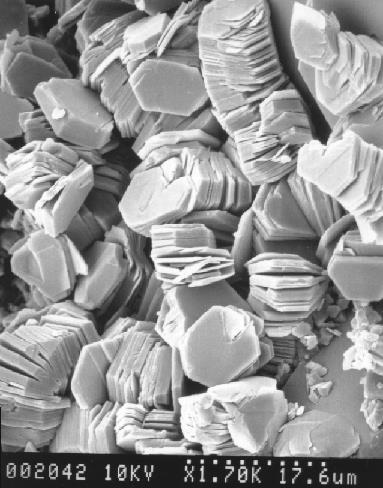 Matérias primas PLÁSTICAS É um material de granulometria fina que apresenta comportamento plástico quando em contato com pequenas quantidades