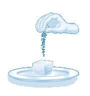Agora coloque um copo no recipiente para medir a chuva. Cubra com uma tampa de panela de ponta cabeça e coloque pedaços de gelo em cima da tampa.
