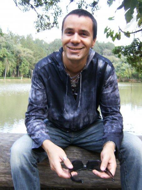 MÁRCIO TEIXEIRA GONÇALVES GEOGRAFIA Graduei-me em Geografia no ano de 2002 pela UEL e, no mesmo ano, e Mestre em Geografia pela Universidade Estadual Paulista (UNESP).