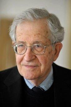 Language Língua e Linguagem (Noam Chomsky) Doravante considerarei uma linguagem como um conjunto (finito ou infinito) de sentenças, cada um finita em comprimento e construída a partir de um conjunto