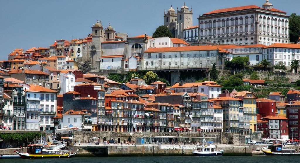PORTUGAL: REDE REGIONAL Nos últimos anos, a equipa da RSA Advogados tem prestado apoio jurídico em todo o País, contando com escritórios em Lisboa (sede), Porto, Coimbra, Algarve (Loulé) e Madeira