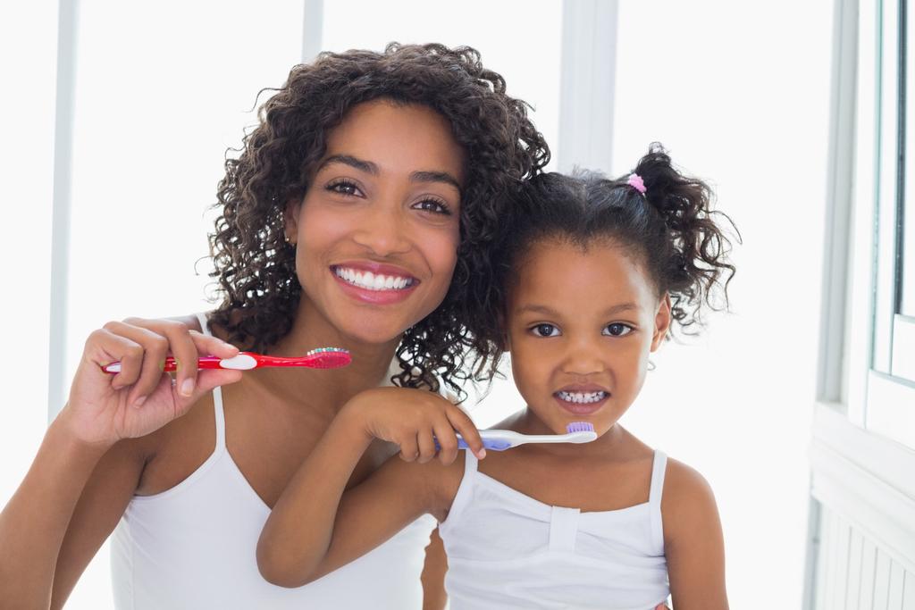 A maneira correta de escovar seus dentes. A arcada dentária completa por 32 dentes que possuem várias faces e cada face deve ser higienizada.