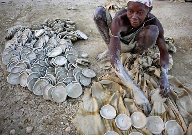 Como o alimento importado é caro, haitianos desesperados recorrem a bolos feitos de argila, sal e gordura um