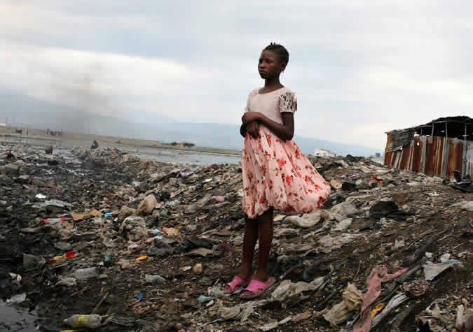 O desmatamento foi fruto da demanda por carvão vegetal em lugares como a Cité Soleil, uma das maiores favelas