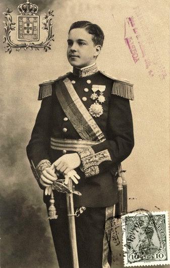 D. Manuel II D. Manuel II subiu ao trono a 6 de Maio de 1908, com 18 anos apenas, em virtude de seu pai D. Carlos I e o príncipe herdeiro D.