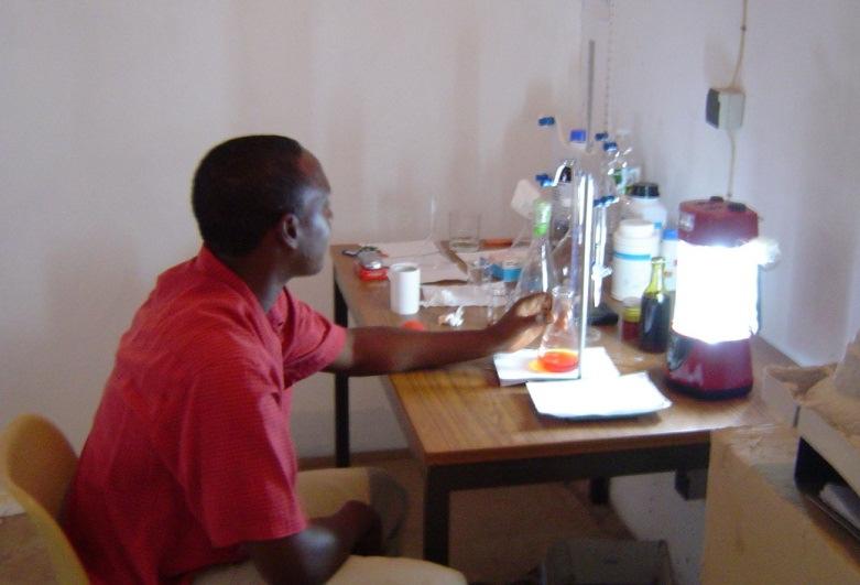 Figura 13 - Determinação da acidez do óleo de palma de Cabedu (Bissau) 3 - PROJECTO TEBANKE UROK: DESENVOLVIMENTO COMUNITÁRIO NO GRUPO DE ILHAS DE FORMOSA, GUINÉ-BISSAU Projeto liderado pelo