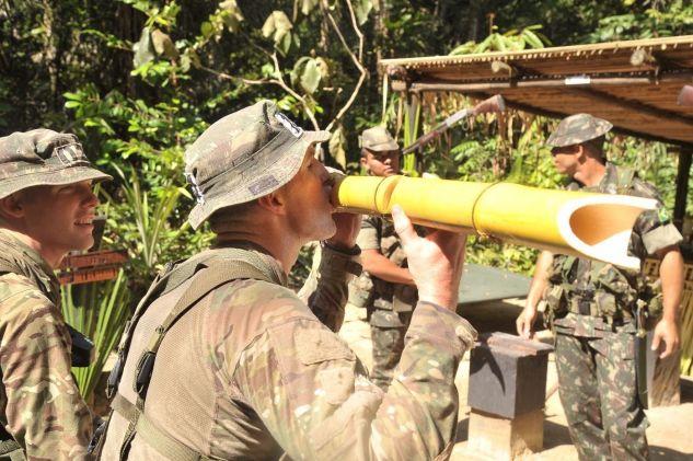 Exército brasileiro treina militares estrangeiros na floresta amazônica Operações na selva são foco de estágio internacional e de seminário que reúnem militares e empresas brasileiras e estrangeiras.