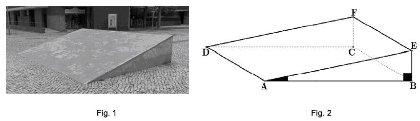 10. Na figura 1, podes observar uma rampa de pedra, cujo modelo geométrico é um prisma em que as faces laterais são rectângulos e as bases são triângulos rectângulos; esse prisma encontra-se