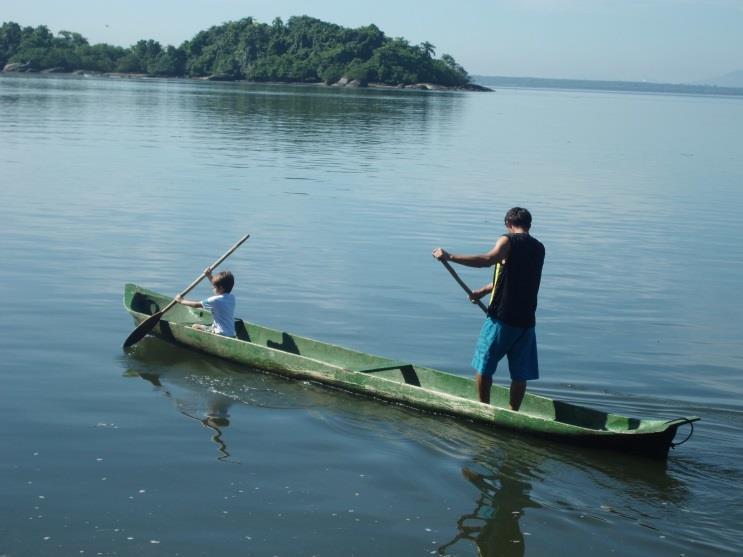 Passeio de canoa e trilha na Ilha Gamim O visitante é embarcado em uma canoa caiçara (feita de um