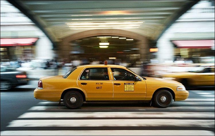 HEY, TAXI! 1) Where can I find a taxi? Onde eu consigo encontrar um táxi? 2) Where do you want to go? / Where are you going? Para onde você quer ir? / Para onde você vai? 3) I want to go to.