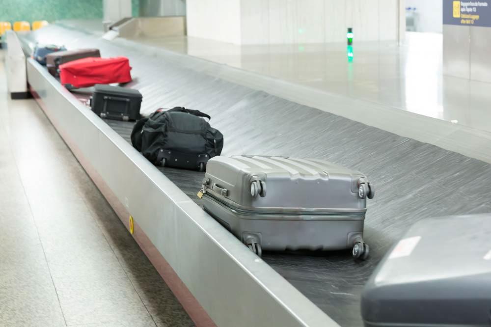 SECURITY COUNTER 1) Please, empty your pockets and put your 6) It is dollars. belongings on the tray. Custa (preço) dólares. Por favor, esvazie os seus bolsos e coloque seus pertences na bandeja.