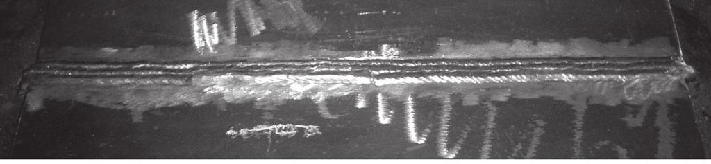 A figura 8 apresenta macrografias da seção transversal do passe de raiz obtido utilizando suportes de solda de cordierita na chapa de aço com 6,4 mm.