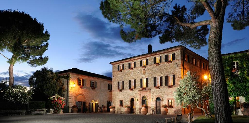 Siena PROPRIEDADE 14 Localizado em uma colina, este Hotel 5 estrelas, é um Oasis perfeito na região de Chianti.