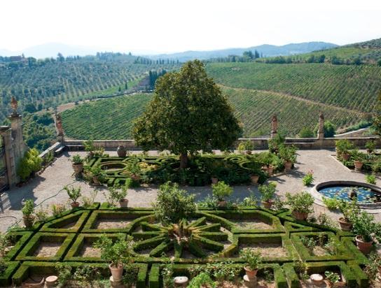 Em estilo típico Renascentista, a casa fica envolta de um pátio central e também de elegantes jardins italianos.