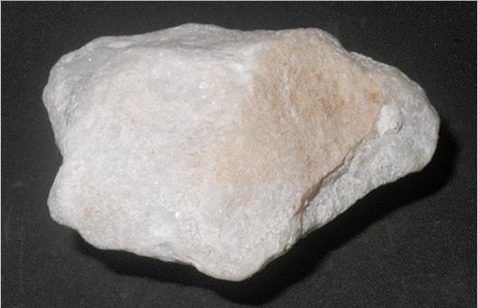 PRINCIPAIS ROCHAS UTILIZADAS COMO MATERIAL DE CONSTRUÇÃO O mármore é uma rocha metamórfica que contém mais de 50 % de minerais carbonáticos (calcita e