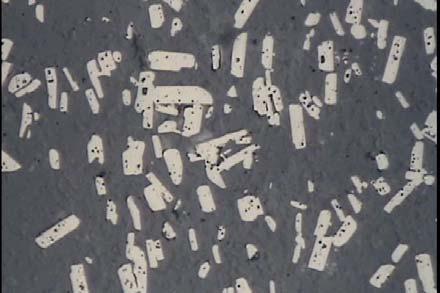 Através de microscopia eletrônica de varredura foi possível observar poros esféricos isolados no interior dos grãos (Figura 3a).