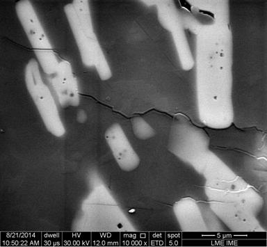 Figura 4. Deflexão de trinca na amostra sinterizada com 70% de TiB2, 1900 C (19TiB2). Microscópio Eletrônico de Varredura com aumento de 2000x.