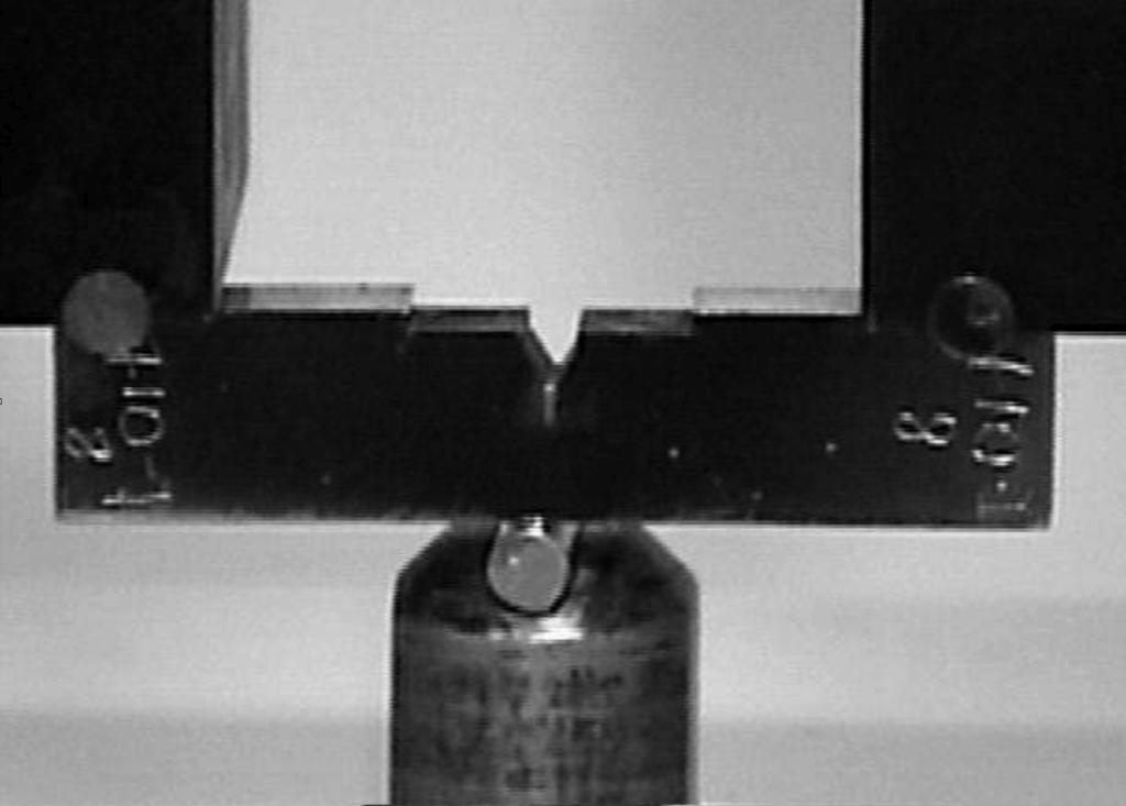 Esta calibração foi feita colocando- se o pino em uma máquina convencional de ensaios mecânicos com uma célula de carga calibrada, onde aplicou-se um carregamento de compressão.