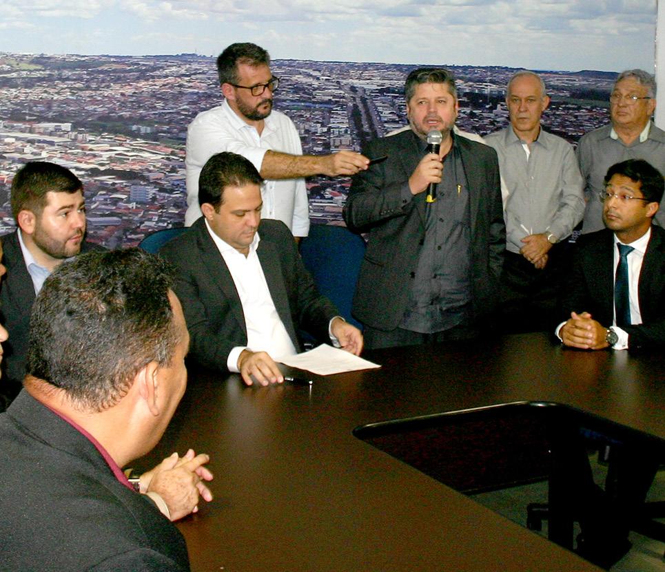 Na quarta-feira,22, em Anápolis, o prefeito Roberto Naves deu posse ao secretário municipal de Desenvolvimento Econômico, Vander Lúcio Barbosa, também em solenidade bastante concorrida, no Gabinete