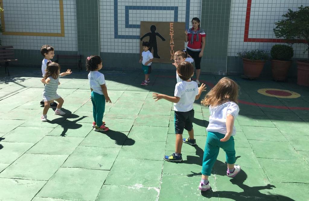 O objetivo desta proposta foi ampliar a percepção das partes e movimentos do próprio corpo a partir da brincadeira.