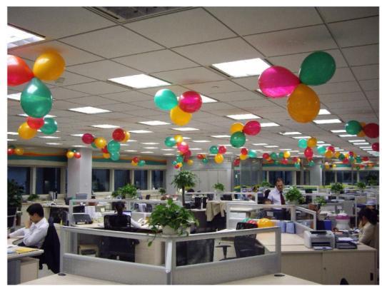 específicas para sinalização e decoração das áreas. A figura 36 mostra o escritório da China decorado com balões nas cores da nova marca.