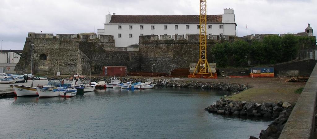 Açores, proporcionando aos utentes um panorama sobre a baía e a visita sobre a história. Figura 4.4 Forte de S. Brás (extraído de Silva, 2012).