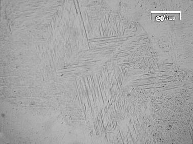 Am 02 Am 04 Figura 6 Micrografia óptica da zona de fusão As medidas de microdureza feitas nas amostras com atmosfera controlada (oxigênio < 20 ppm), figura 7, mostram que a energia do pulso laser não